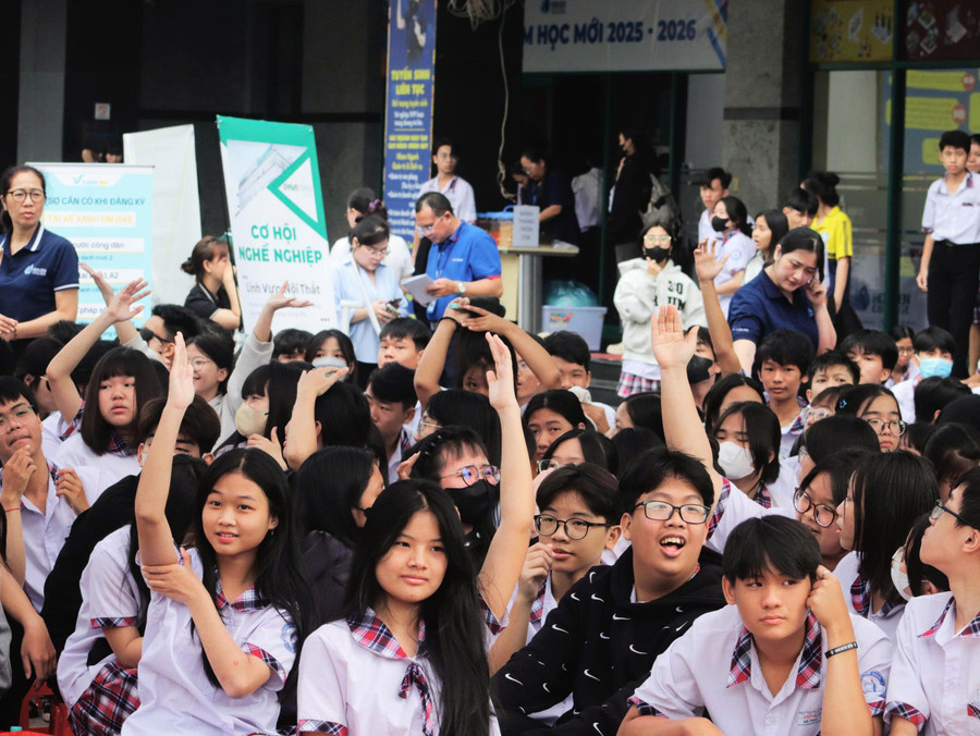Nhiều học viên hứng thú tham dự. hoa-sen-4.jpg