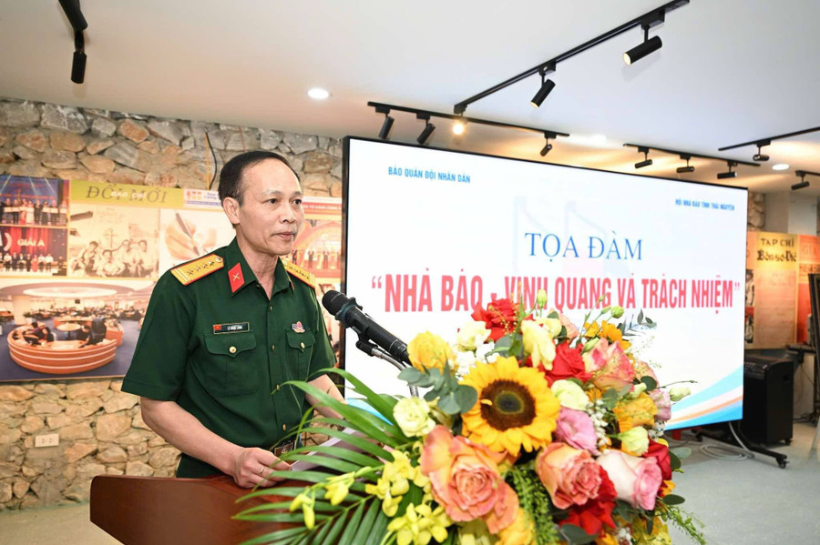 Đại tá Lê Ngọc Long, Phó tổng biên tập Báo QĐND phát biểu tại toạ đàm 9824cbd9-7502-44a4-9918-7c11841dc1b2.jpg