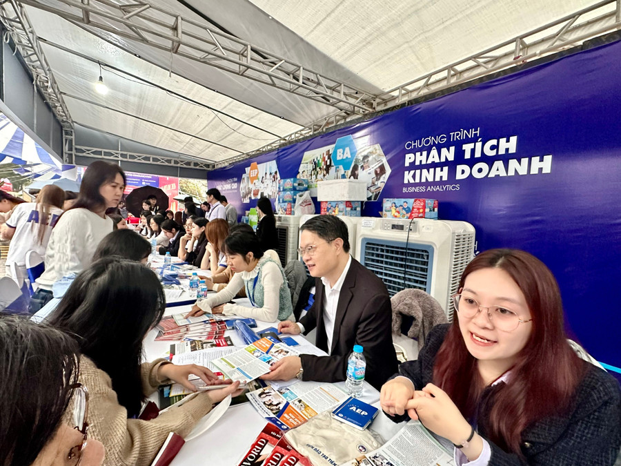 TS.Vũ Văn Ngọc - Viện trưởng Viện Đào tạo Tiên tiến, Chất lượng cao và POHE, ĐH Kinh tế Quốc dân tư vấn Đăng Ký MM88.COM Ngay +88K cho Đăng nhập vào MM886 Việt Nam, phụ huynh. Ảnh NC.