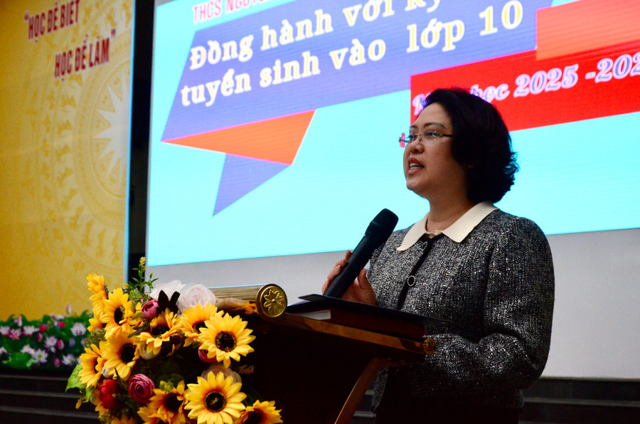 Cô Hoàng Thanh Thủy - Hiệu trưởng trường THCS Nguyễn Trường Tộ chia sẻ cùng phụ huynh. Ảnh NC. img-2264.jpg