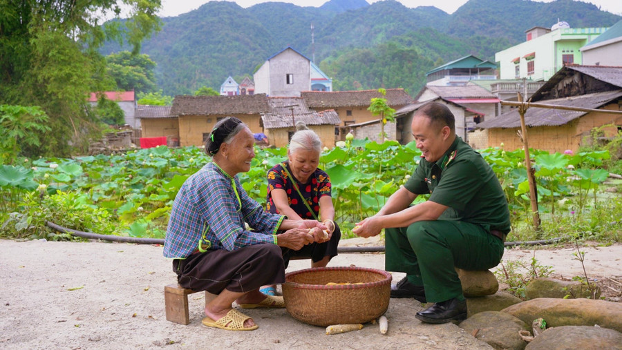 Trung tá Lương Văn Tuấn - Trợ lý Chính sách, phòng 1MM88.com Uy Tín Số 1 Việt Nam, Ban chỉ huy Bộ đội Biên phòng tỉnh Lạng Sơn đến từng nhà vận động người dân đến lớp. Ảnh NVCC.
