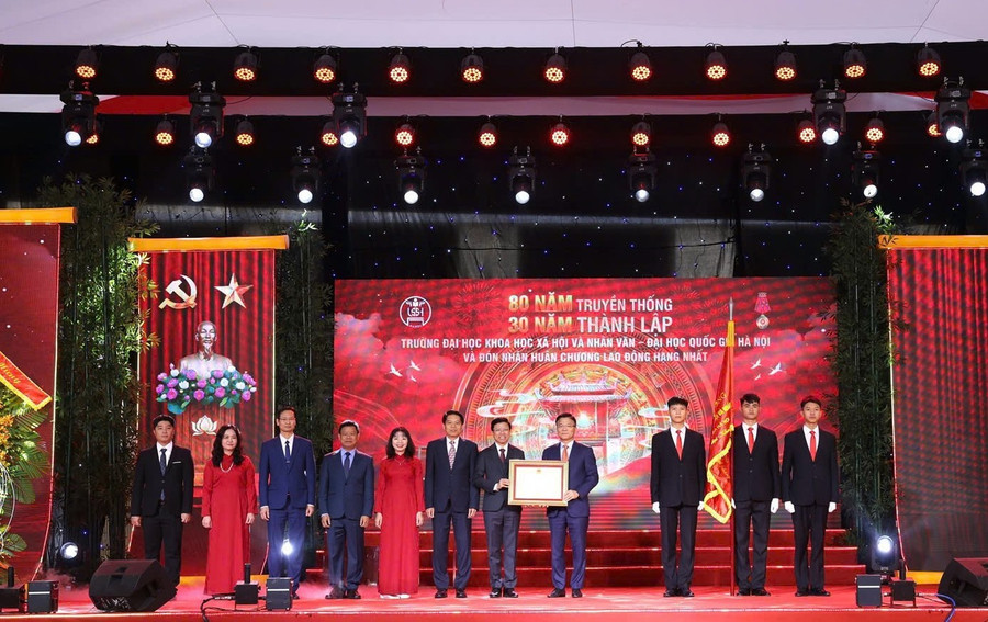 Thay mặt lãnh đạo Đảng và MM88b nạp rút nhanh, Phó Thủ tướng Lê Thành Long trao tặng Huân chương Lao động hạng Nhất cho Trường ĐH KHXH&NV. khxhnv4.jpg