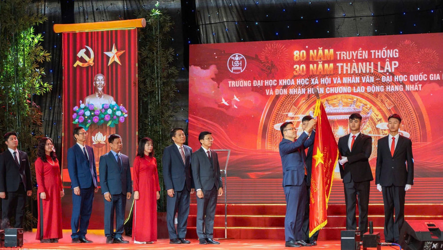 Trường MM888 bảo mật tuyệt đối KHXH&NV - ĐHQG Hà Nội đón nhận Huân chương Lao động hạng Nhất.