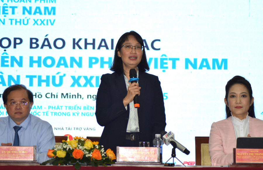 Bà Trần Thị Diệu Thuý - Phó Chủ tịch UBND TPHCM - Đồng Trưởng Ban Chỉ đạo Liên hoan Phim Việt Nam (giữa) chia sẻ thông tin với báo chí. Ảnh: Kim Quý. badiuethu.jpg