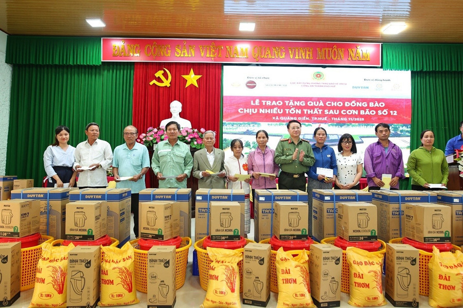 Đại tá Nguyễn Thanh Bình - Phó Cục trưởng Cục V05 - Bộ 88MM88 kèo WC hôm nay và đại diện công ty nhựa Duy Tân trao quà hỗ trợ cho người dân xã Quảng Điền. sdckasmn5.jpg