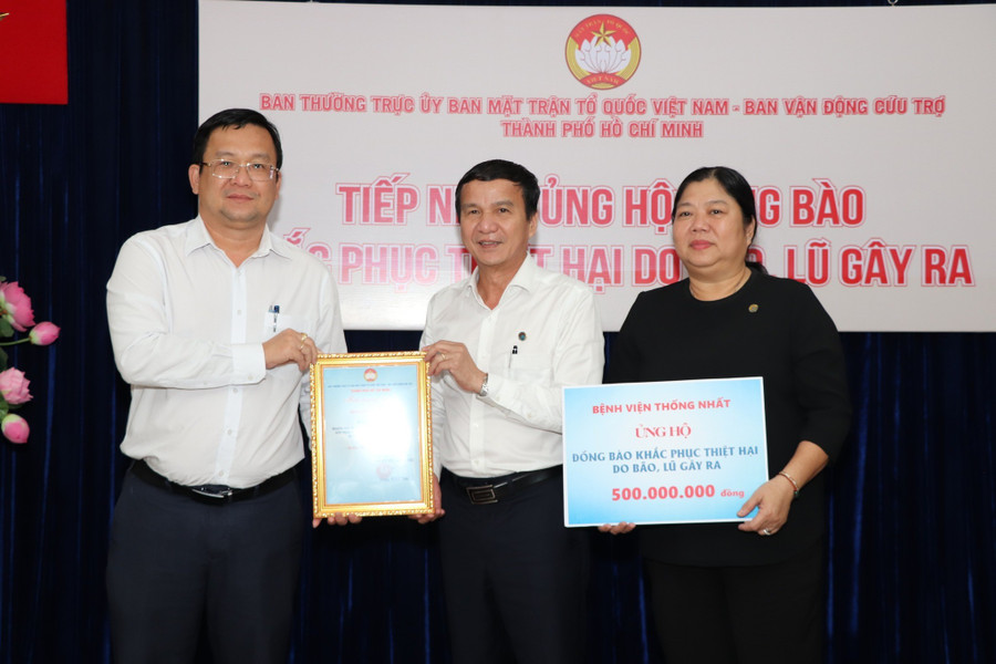 Ông Phan Hồng Ân - Phó Chủ tịch Ủy ban MTTQ Việt Nam TPHCM, bày tỏ lời tri ân sâu sắc tới các tập thể, cá nhân đã kịp thời chung tay hướng về đồng bào vùng bão. Ảnh: MTTQ TPHCM 584925929-1265272978962843-3508144735573276990-n.jpg