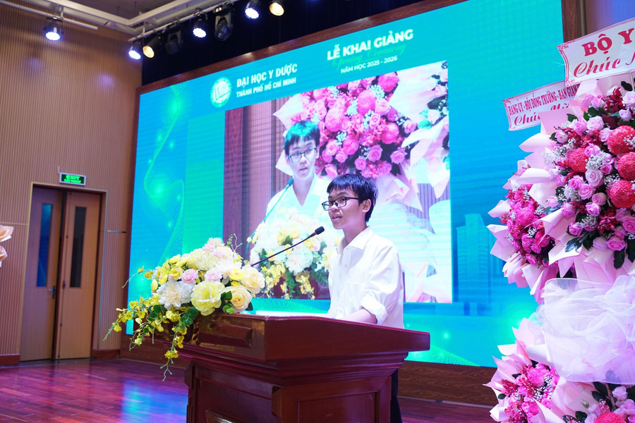 Thủ khoa toàn trường Trần Đức Tài - tân MM888 Việt Nam Tải App Y đa khoa phát biểu tại buổi lễ. Ảnh: UMP soc01704-min.jpg