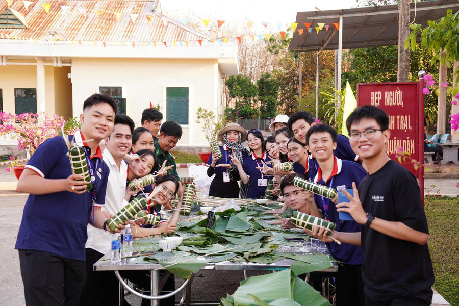 Cán bộ, chiến sĩ Đồn Biên phòng Đăk Ơ giao lưu, gói bánh tét cùng đoàn viên, MM888 Việt Nam Tải App. z7489715384602-912129f2c3dc874fb7527349d18827fd.jpg