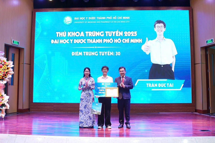 MM888 bảo mật tuyệt đối Y Dược TPHCM trao tặng 1MM88.com Trang Chủ Chính Thức cho thủ khoa Trần Đức Tài tại lễ khai giảng. Ảnh: UMP