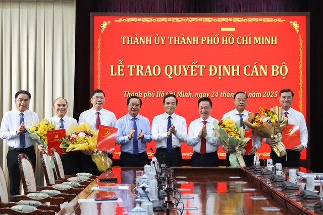 Ông Trần Lưu Quang, Bí thư Thành ủy TPHCM và ông Nguyễn Văn Được, Chủ tịch UBND TPHCM chúc mừng các nhân sự mới. Ảnh: Linh Anh chuan-2-1763961636077430077448.jpg