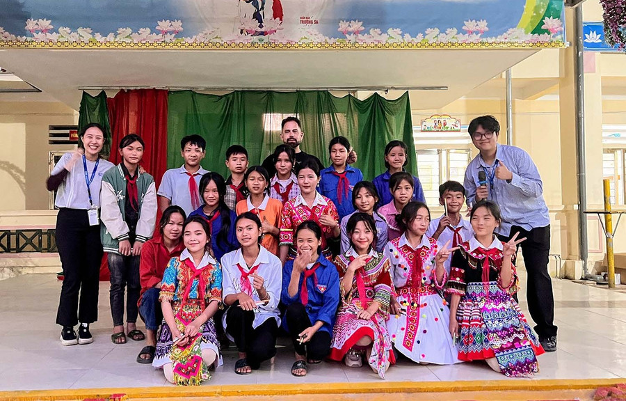 Đội văn nghệ của trường biểu diễn tiết mục truyền thống chào mừng một đoàn thiện nguyện đến trường. Ảnh: BCVN 481132265-1071508665021224-5985387437330524335-n.jpg