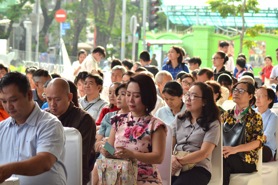 Các khách mời, người dân tham dự sự kiện. kjfdfkdjkshksksgsd.jpg