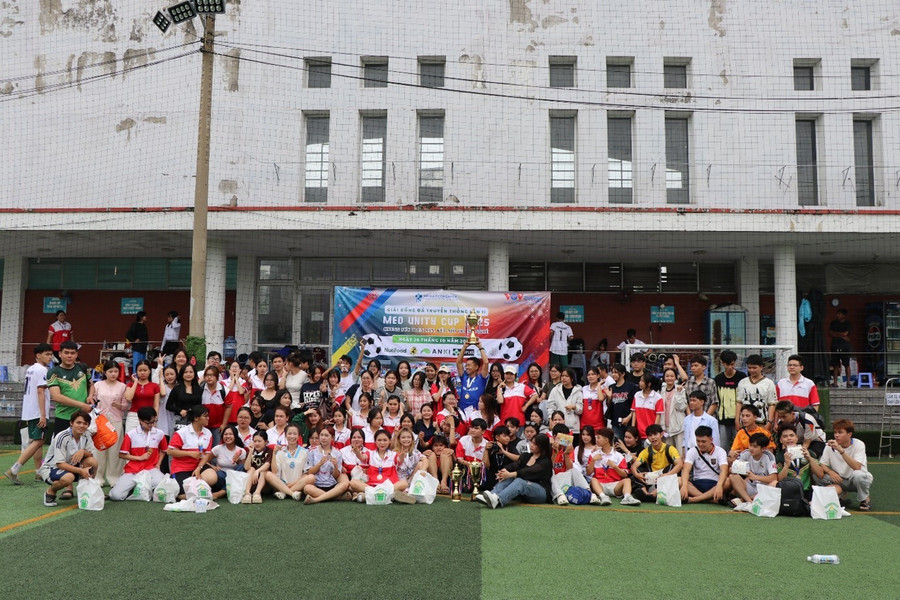 Các đội bóng chụp ảnh cùng nhau tại Giải bóng đá truyền thống lần II - MED Unity Cup 2025 của Trường Cao đẳng Phát thanh - Truyền hình II. Ảnh: BTC