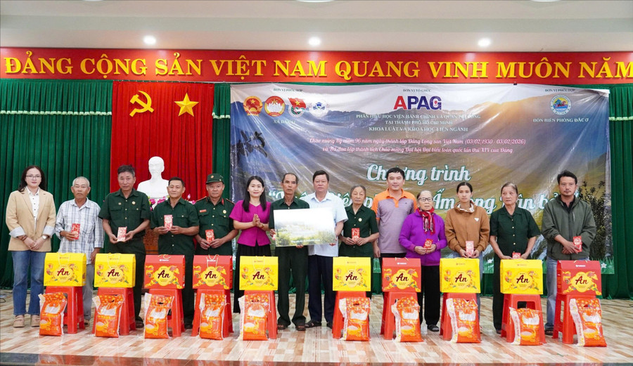Trao quà Tết cho các hộ dân có hoàn cảnh khó khăn tại xã Đăk Ơ. z7489687198843-b1e05d879d8d6479d605336d879730d0-2346.jpg