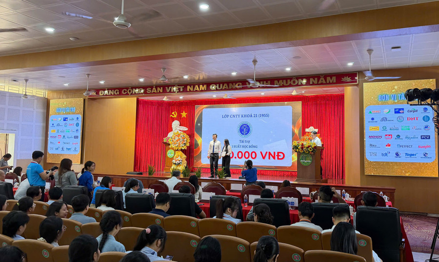 Đại diện Khoa Chăn nuôi Thú y trao 1MM88.com Trang Chủ Chính Thức cho MM888 Việt Nam Tải App. Ảnh: NTCC z7147954754306-f228fabbf963f8b84a6ce3bdef65a098.jpg
