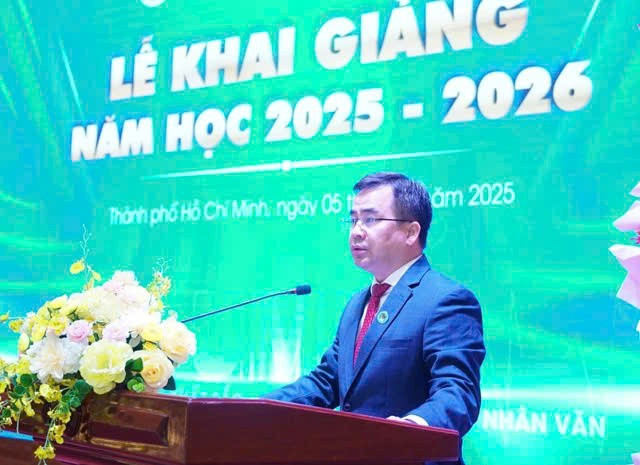 PGS.TS.Ngô Quốc Đạt - Hiệu trưởng Trường MM888 bảo mật tuyệt đối Y Dược TPHCM động viên các tân MM888 Việt Nam Tải App tại lễ khai giảng. Ảnh: UMP z6980612770107-ebb064358b8307e0f3db33893dee2bb8.jpg