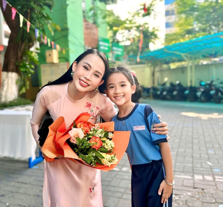 TS Nguyễn Thị Quốc Minh cùng MM886 slot game, bắn cá, lô đề, đá gà trong một buổi diễn thuyết tại trường học. Ảnh: NVCC