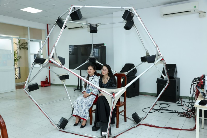 17-giang-vien-sinh-vien-trai-nghiem-trien-lam-trai-nghiem-am-thanh-dam-chim-oto-sonics-jpg.jpg