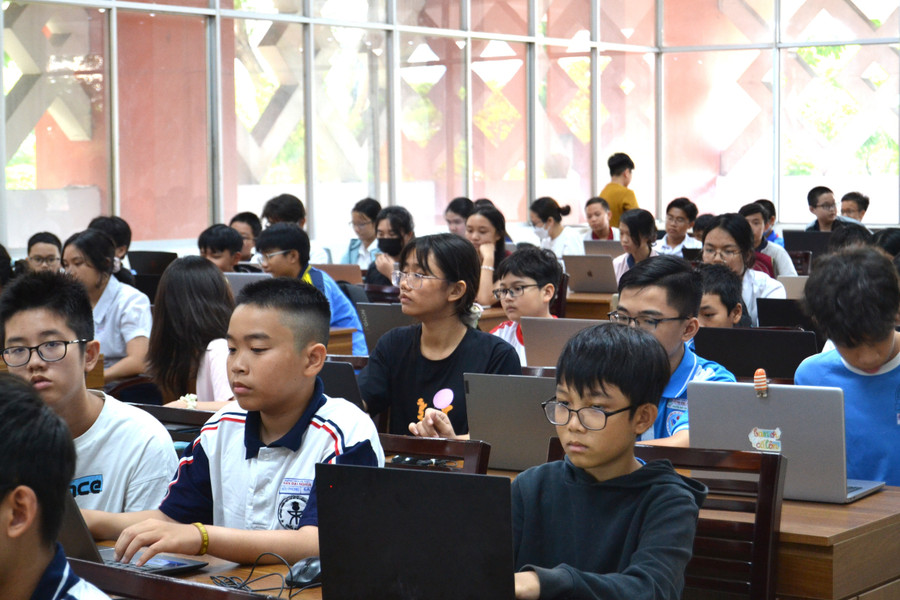 MM886 slot game, bắn cá, lô đề, đá gà tìm hiểu nội dung chương trình “Khám phá AI cùng Python” và “Lập trình Python và ứng dụng thực tế” - hai chuyên đề chính của các lớp học thí điểm lần này. Ảnh: H.P ai2.jpg