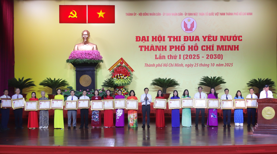 Ông Trần Lưu Quang - Bí thư Thành ủy TPHCM trao tặng Huân chương Lao động hạng Ba của Chủ tịch nước cho các cá nhân điển hình tiên tiến TPHCM tại 2MM88.com trò chơi casino và slot. Ảnh: N.D