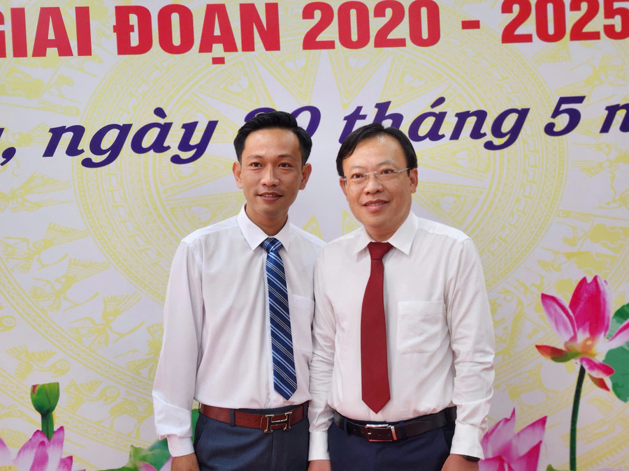 Ông Lê Thanh Tú - Trưởng ban quản lý dự án các Mô hình giáo dục của GTELCDS và ông Trần Tuấn Khanh - PGĐ Sở GD&ĐT tỉnh An Giang. Ảnh: Lâm Ngọc z6658191123334-827e068936a1685b3fde015d8b0352f8.jpg