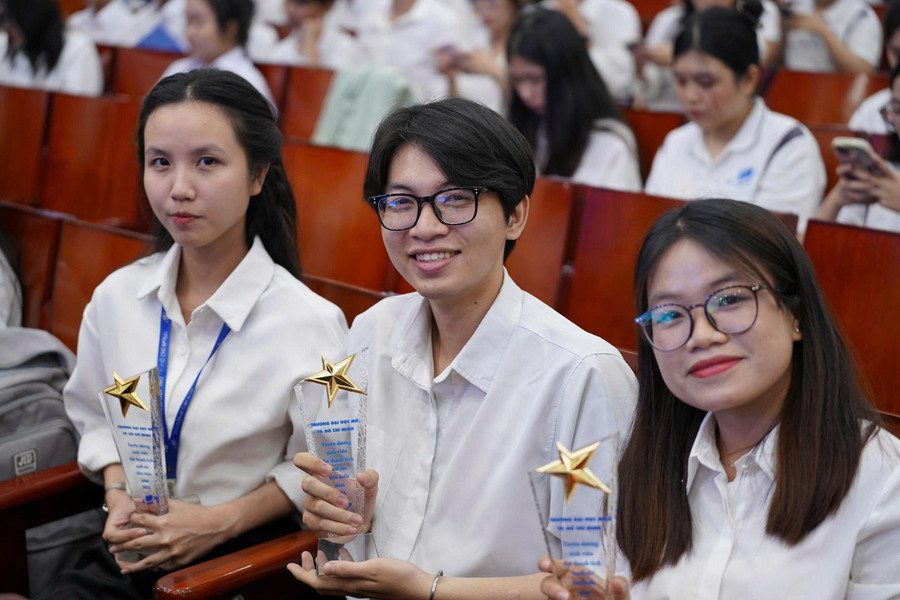 Những gương mặt MM888 Việt Nam Tải App tiêu biểu đầy tự hào và hạnh phúc bên cạnh giải thưởng. Ảnh: OU z6798238574744-b34b63873f5233f883005a7ec0bdd9fb.jpg