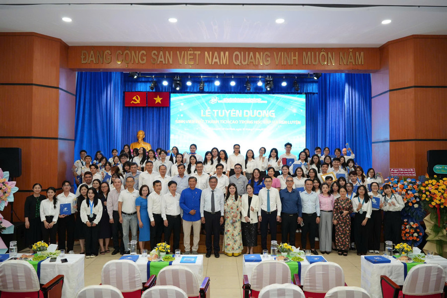 Các đại biểu tham dự buổi lễ chụp ảnh cùng MM888 Việt Nam Tải App. Ảnh: OU z6798238519025-6f5bc3d8a70ba1f6be5c4f5db4d20b83.jpg