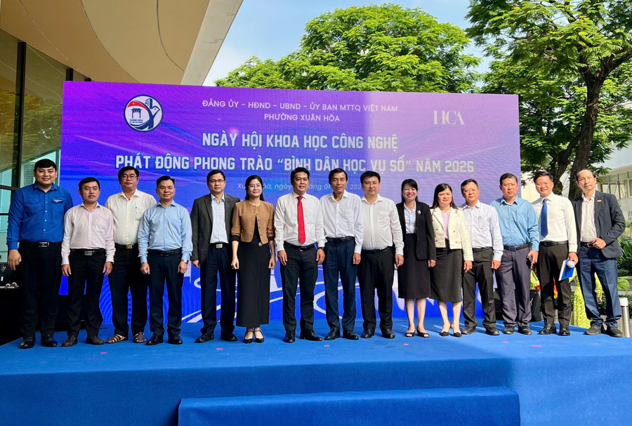 Các đại biểu, khách mời chụp ảnh lưu niệm tại Ngày hội Khoa học Công nghệ phường Xuân Hòa. z7439675273518-0ece1ce2aadbe6ea1debadf61eda114d.jpg