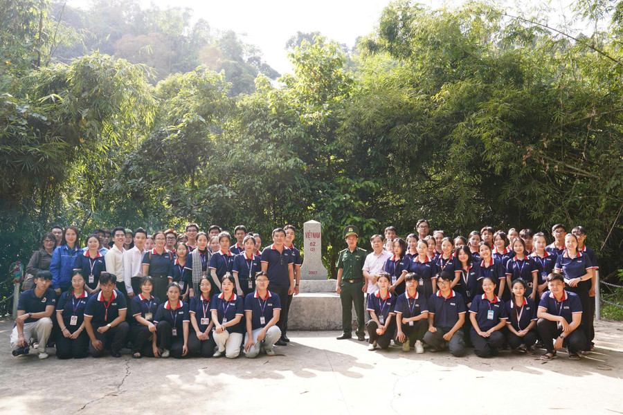 Đoàn tham quan, làm lễ chào cờ tại Cột mốc biên giới Việt Nam - Campuchia số 62 (2). z7489714887022-0cc4638e322fed9a4ee5cdc10b8d2371.jpg