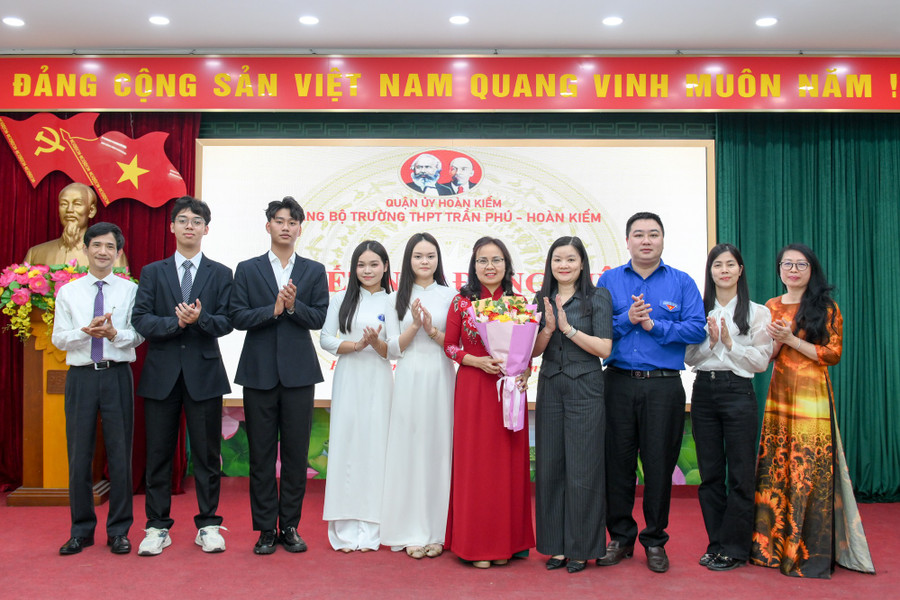 Quận ủy Hoàn Kiếm, Quận đoàn Hoàn Kiếm tặng hoa chúc mừng Đảng bộ Trường THPT Trần Phú- Hoàn Kiếm và các đảng viên mới. ket-nap-dang-vien-moi-4001.jpg