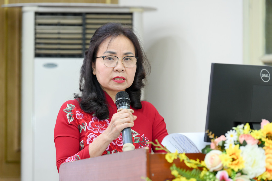 Nhà giáo Trần Thị Hải Yến - Bí thư Đảng uỷ, Hiệu trưởng trường THPT Trần Phú - Hoàn Kiếm phát biểu tại lễ kết nạp Đảng viên. ket-nap-dang-vien-moi-3951.jpg