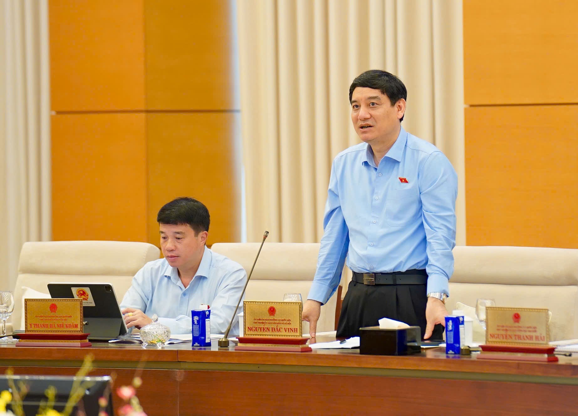 Ông Nguyễn Đắc Vinh báo cáo thẩm tra sơ bộ của Thường trực Ủy ban Văn hóa và Xã hội về dự thảo Nghị quyết. thuong-vu-qh2.jpg