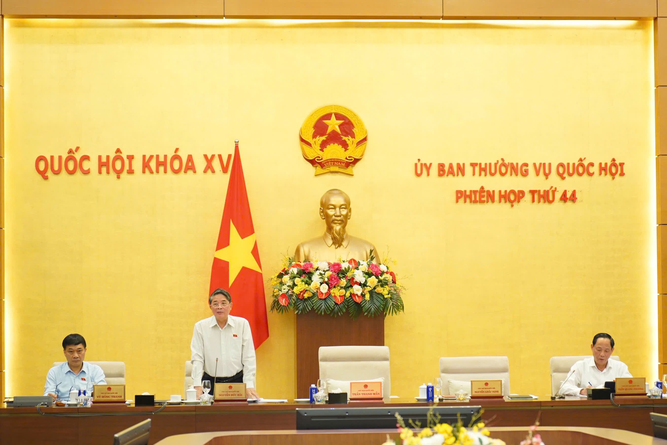 Phó Chủ tịch Quốc hội Nguyễn Đức Hải cho ý kiến về dự thảo Nghị quyết. thuong-vu-qh5.jpg