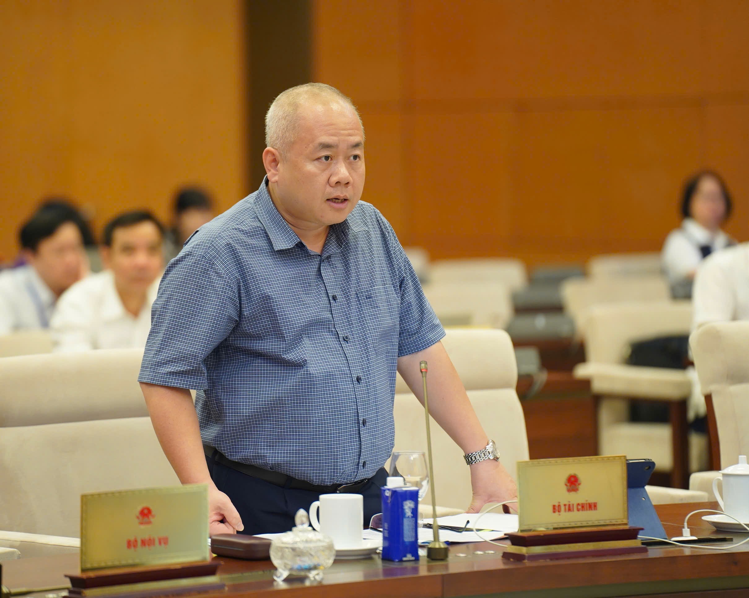 Ông Đỗ Thành Trung, Thứ trưởng Bộ Tài chính phát biểu tại phiên họp. thuong-vu-qh7.jpg