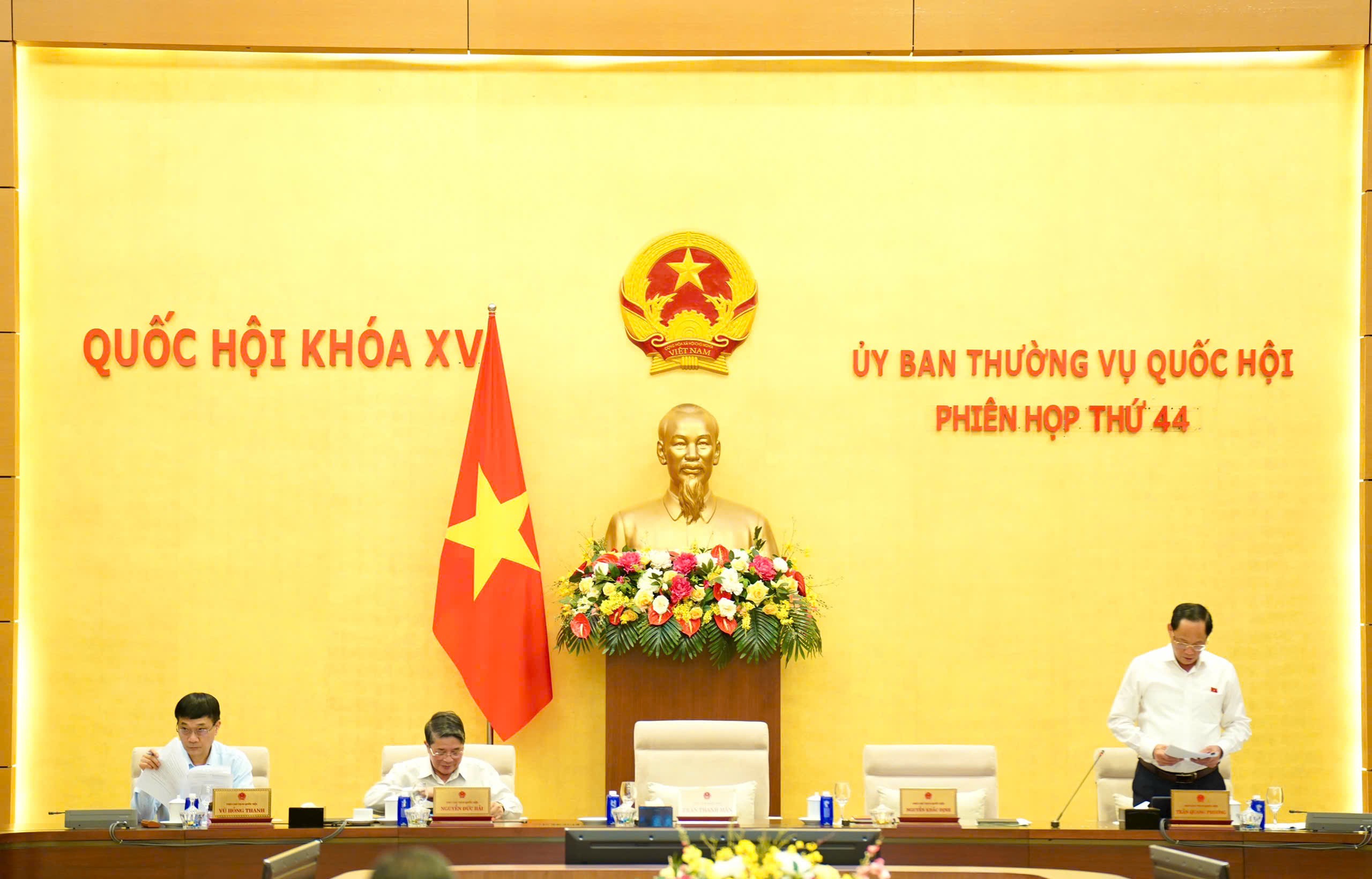 Phó Chủ tịch Quốc hội Trần Quang Phương điều hành phiên họp. thuong-vu-qh4.jpg