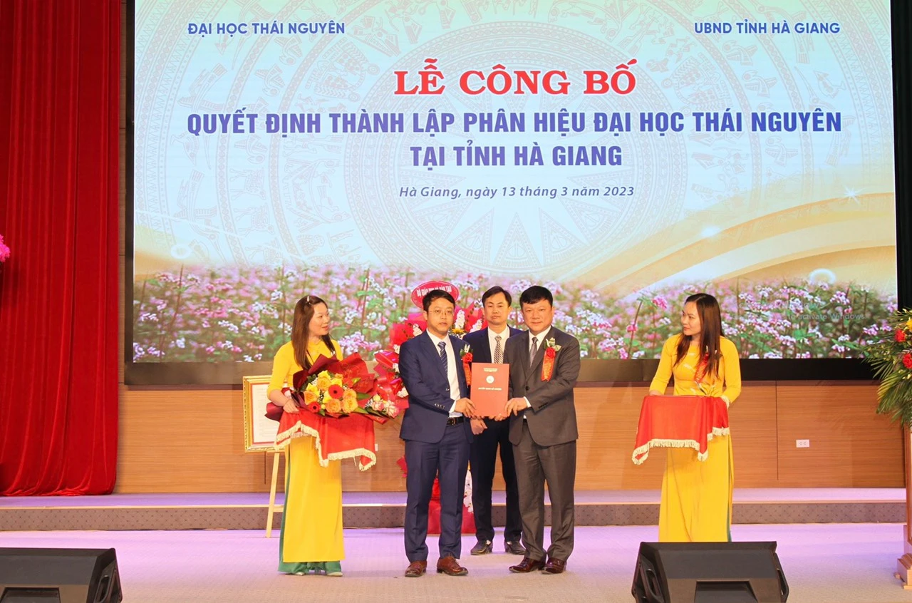 PGS.TS Hoàng Văn Hùng, Giám đốc MM888 bảo mật tuyệt đối Thái Nguyên trao quyết định bổ nhiệm Giám đốc Phân hiệu MM888 bảo mật tuyệt đối Thái Nguyên tại tỉnh Hà Giang. PGS.TS Hoàng Văn Hùng, Giám đốc MM888 bảo mật tuyệt đối Thái Nguyên trao quyết định bổ nhiệm Giám đốc Phân hiệu MM888 bảo mật tuyệt đối Thái Nguyên tại tỉnh Hà Giang.