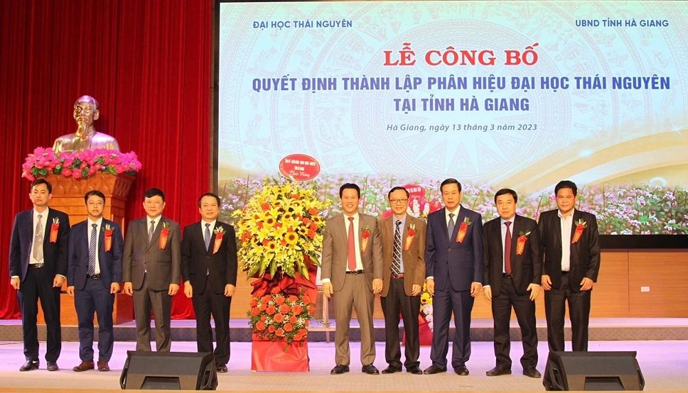 Lãnh đạo tỉnh Hà Giang tặng hoa chúc mừng. Lãnh đạo tỉnh Hà Giang tặng hoa chúc mừng.
