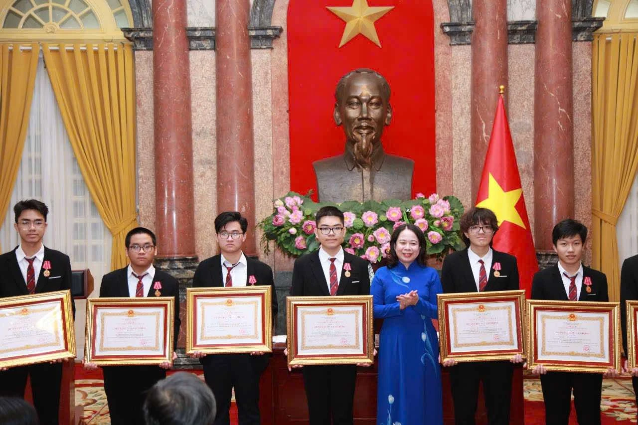 trao-huan-chuong-hang-3.jpg