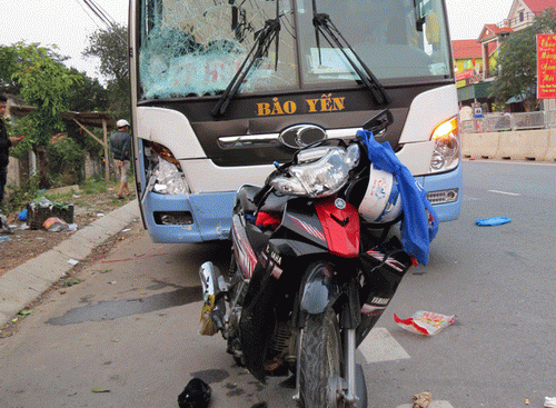 Chiếc xe ô tô gây tai nạn làm hai vợ chồng chết tại chổ