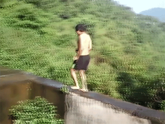 Hận thằng ném vỏ chuối ra thành bể.
