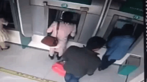 Rình mò ở ATM để giật tiền của phụ nữ, kẻ cướp bị hạ đo ván bởi 1 nhân vật không ai ngờ tới