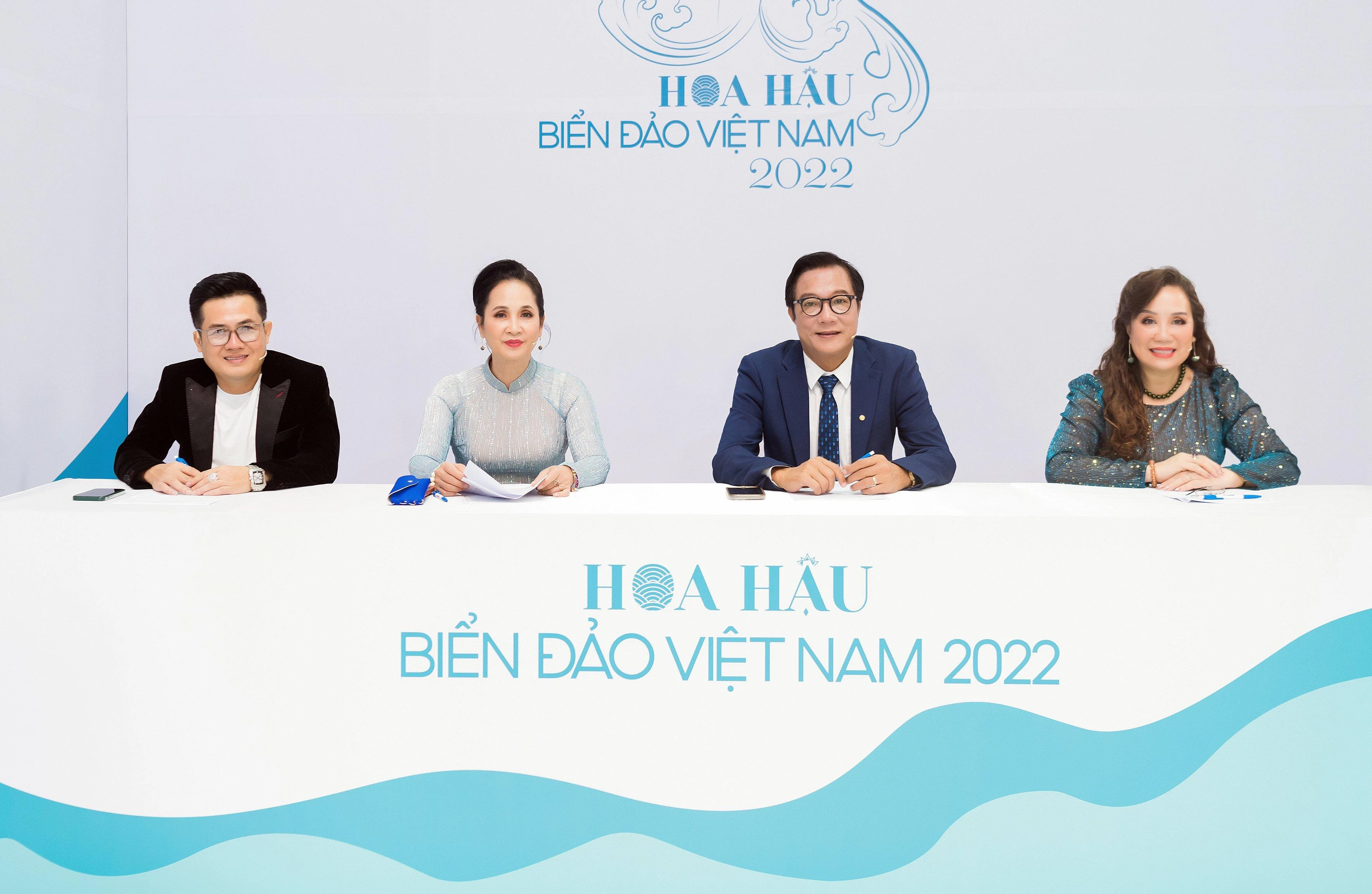 Ban giám khảo từ trái sang: NTK Lý Minh Tuấn, NSND Lan Hương, NSND Trọng Trinh (Trưởng BGK), Tiến sĩ nhân trắc học Vũ Thị Thu Hương.
