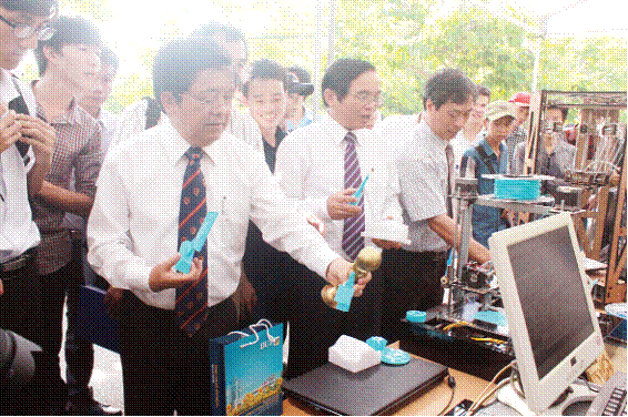 Lãnh đạo ĐH Đà Nẵng và Trường ĐH Bách khoa tham quan các sản phẩm tại Triển lãm Công nghệ BKDN-TECHSHOW 2015