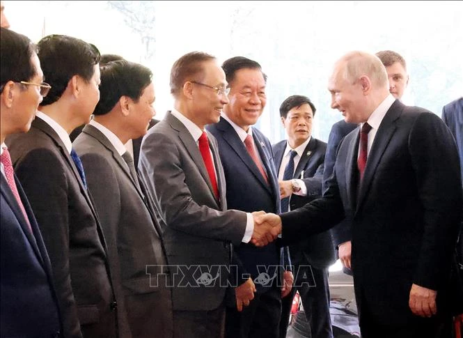Tổng thống Liên bang Nga Vladimir Putin với các thành viên Đoàn Việt Nam. Ảnh: Lâm Khánh/TTXVN Tổng thống Liên bang Nga Vladimir Putin với các thành viên Đoàn Việt Nam. Ảnh: Lâm Khánh/TTXVN