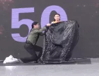 Lập kỷ lục thế giới về số trang phục thay được nhiều nhất trong một phút 