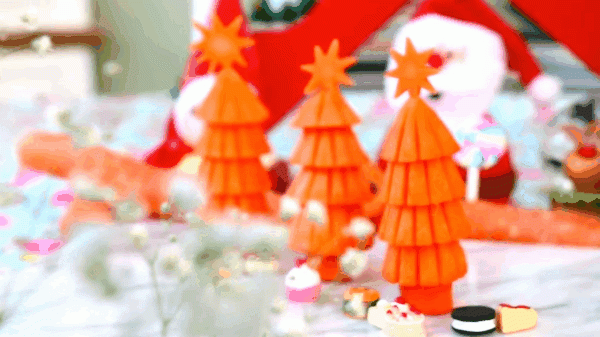 Chỉ với vài thao tác đơn giản là bạn đã tỉa xong cây thông Noel từ cà rốt để trang trí bữa ăn dịp Giáng sinh rồi. Trang trí bàn tiệc Giáng sinh từ rau củ quả siêu đáng yêu