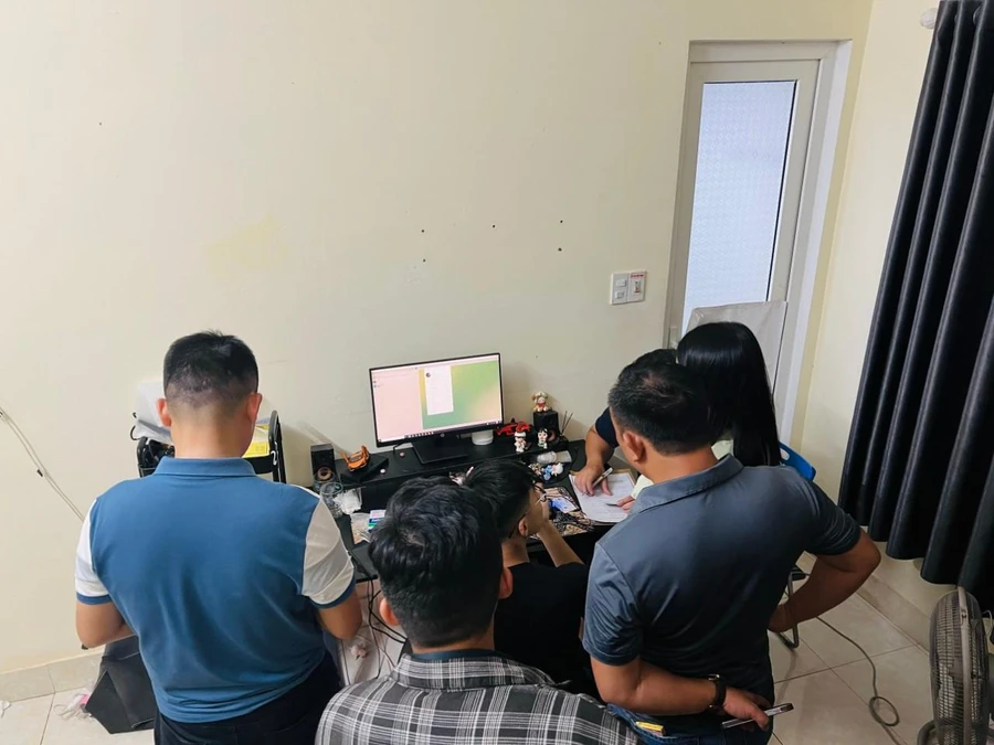 Lực lượng chức năng khám xét nơi ở của Phan Nguyễn Phước Duy. (Ảnh: CACC) z5619596123784_927026d40b81b7d5569c2cfe9e394cd9.jpg