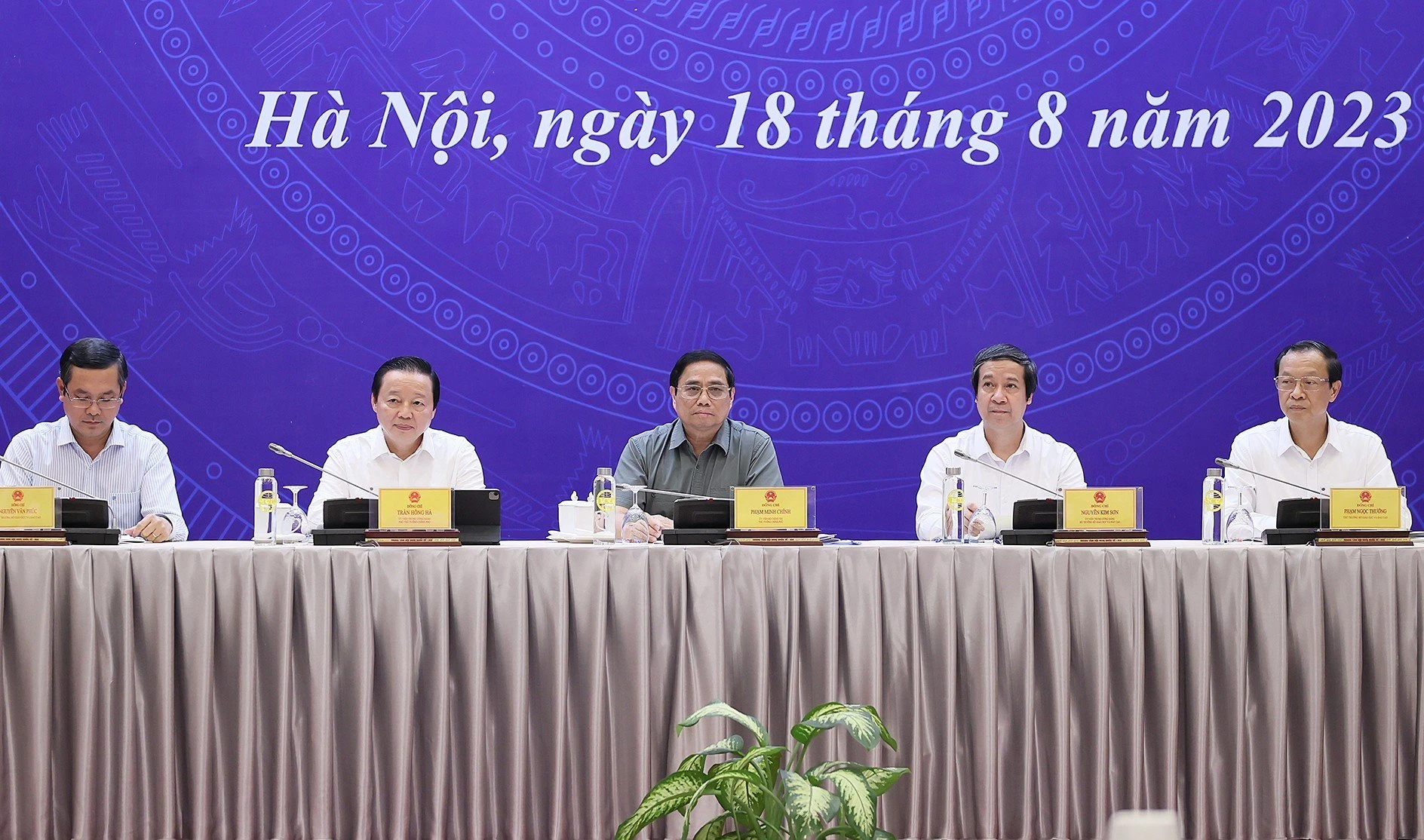 Thủ tướng Chính phủ Phạm Minh Chính; Phó Thủ tướng Chính phủ Trần Hồng Hà; Bộ trưởng Bộ GD&ĐT Nguyễn Kim Sơn, các Thứ trưởng: Nguyễn Văn Phúc, Phạm Ngọc Thưởng chủ trì Hội nghị. Thủ tướng Chính phủ Phạm Minh Chính; Phó Thủ tướng Chính phủ Trần Hồng Hà; Bộ trưởng Bộ GD&ĐT Nguyễn Kim Sơn, các Thứ trưởng: Nguyễn Văn Phúc, Phạm Ngọc Thưởng chủ trì Hội nghị.