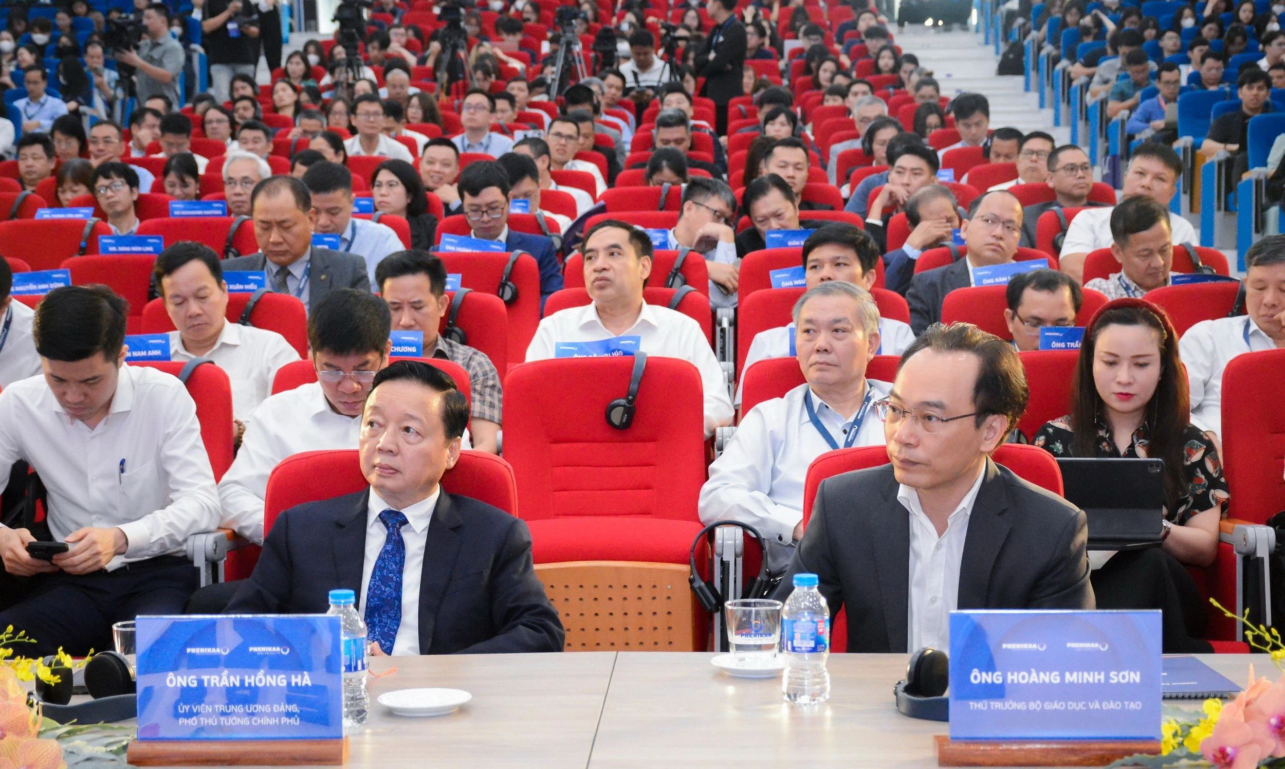 Phó Thủ tướng Trần Hồng Hà, Thứ trưởng Bộ GD&ĐT Hoàng Minh Sơn cùng đại diện lãnh đạo một số bộ, ngành, đơn vị dự hội thảo. Phó Thủ tướng Trần Hồng Hà, Thứ trưởng Bộ GD&ĐT Hoàng Minh Sơn cùng đại diện lãnh đạo một số bộ, ngành, đơn vị dự hội thảo.
