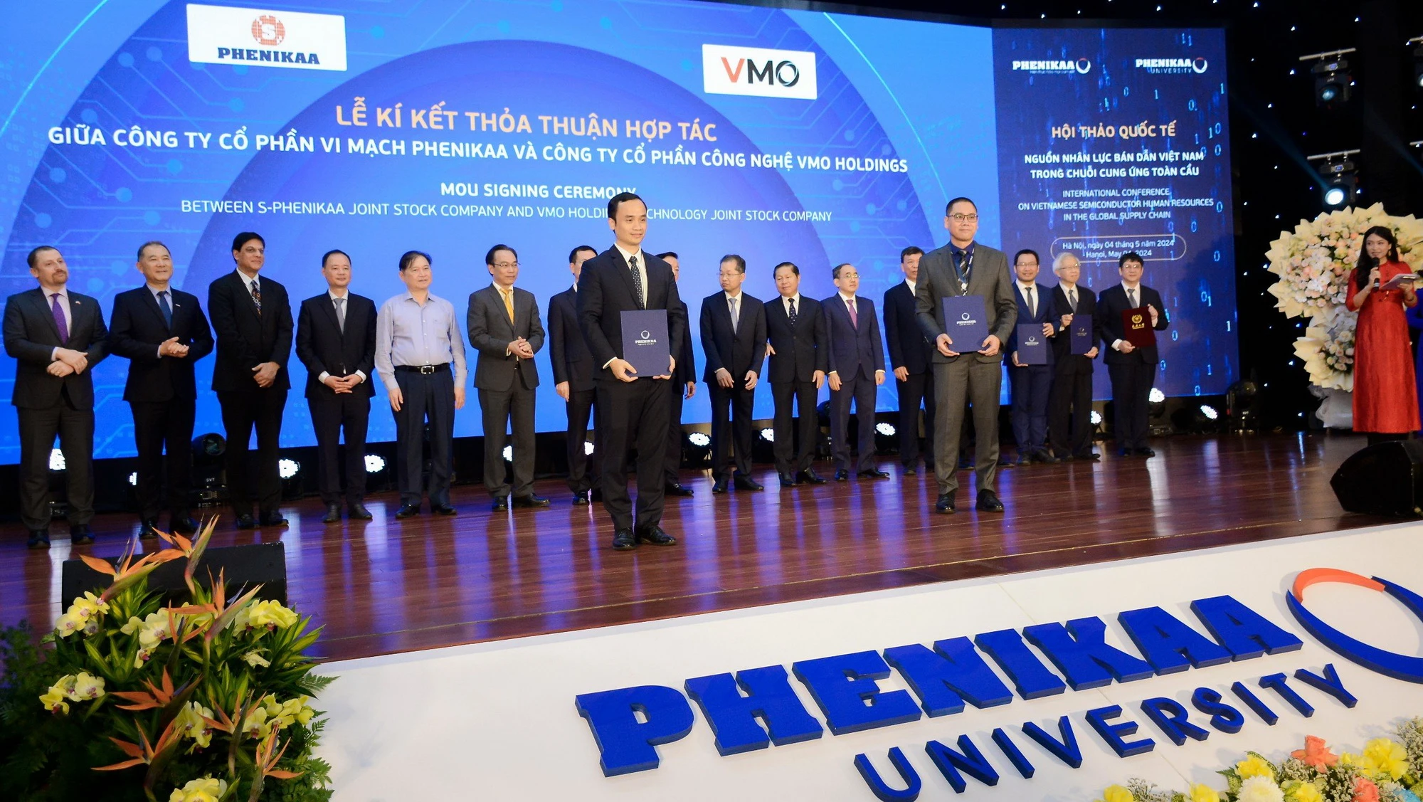 Trong khuôn khổ hội thảo đã diễn ra lễ trao thỏa thuận hợp tác chiến lược giữa Tập đoàn Phenikaa với một số đơn vị. Trong khuôn khổ hội thảo đã diễn ra lễ trao thỏa thuận hợp tác chiến lược giữa Tập đoàn Phenikaa với một số đơn vị.